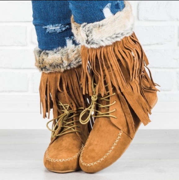 LAST PAIR ⚠️FAUX FUR TRIMMED FRINGED MOCCASINS - Picture 2 of 3